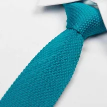 Cette cravate en tricot bleu turquoise apporte de la