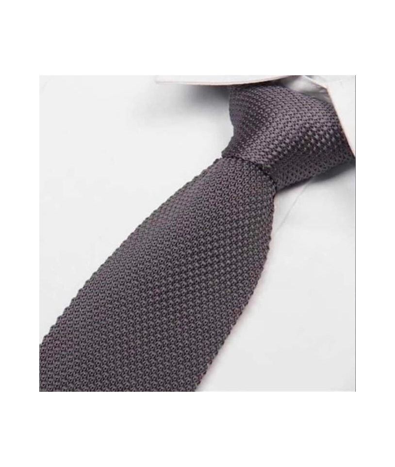 Cravate Tricot Gris Foncé : Élégance et Style Assurés