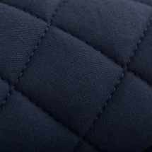 Veste matelassée bleu marine — détail macro tissu