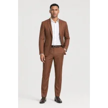 Costume mariage terracotta — porté décontracté veste ouverte