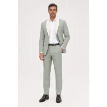 Smoking mariage vert eucalyptus — porté décontracté veste ouverte