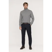 Pull col roulé torsade gris moyen — vue décontractée porté main en poche