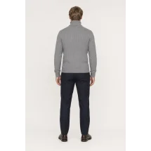 Pull col roulé torsade gris moyen — vue de dos porté