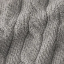 Pull col roulé torsade gris moyen — détail macro tissu