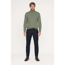 Pull col roulé torsade vert kaki — porté face — sur mesure — Costume Privé Paris
