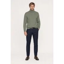 Pull col roulé torsade vert kaki — vue décontractée porté main en poche