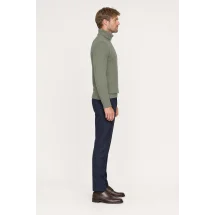 Pull col roulé torsade vert kaki — vue profil porté