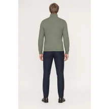 Pull col roulé torsade vert kaki — vue de dos porté