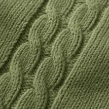Pull col roulé torsade vert kaki — détail macro tissu