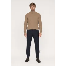 Pull col roulé torsade marron clair — porté face — sur mesure — Costume Privé Paris