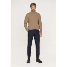 Pull col roulé torsade marron clair — vue décontractée porté main en poche