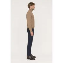 Pull col roulé torsade marron clair — vue profil porté