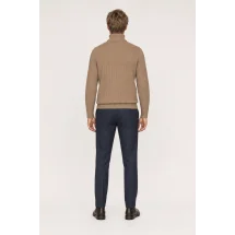 Pull col roulé torsade marron clair — vue de dos porté
