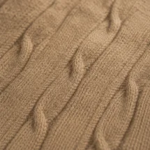 Pull col roulé torsade marron clair — détail macro tissu