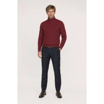 Pull col roulé torsade bordeaux — vue décontractée porté main en poche