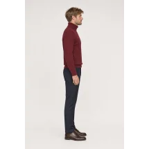 Pull col roulé torsade bordeaux — vue profil porté