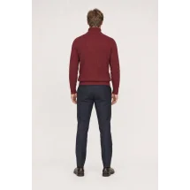 Pull col roulé torsade bordeaux — vue de dos porté