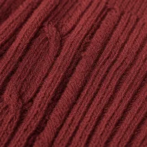 Pull col roulé torsade bordeaux — détail macro tissu