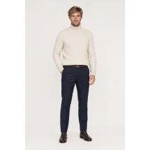 Pull col roulé torsade beige — vue décontractée porté main en poche