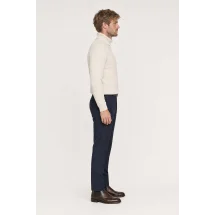 Pull col roulé torsade beige — vue profil porté