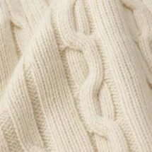 Pull col roulé torsade beige — détail macro tissu