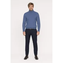 Pull col roulé torsade bleu moyen — porté face — sur mesure — Costume Privé Paris