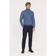 Pull col roulé torsade bleu moyen — vue décontractée porté main en poche