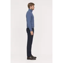 Pull col roulé torsade bleu moyen — vue profil porté