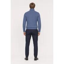Pull col roulé torsade bleu moyen — vue de dos porté