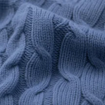 Pull col roulé torsade bleu moyen — détail macro tissu