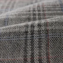 Doudoune sans manche gris carreaux marron — détail macro tissu