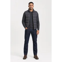 Doudoune sans manche gris carreaux violet — porté veste partiellement ouverte