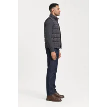 Doudoune sans manche gris carreaux violet — vue profil porté