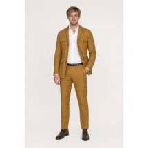 Veste saharienne lin ocre — porté décontracté veste ouverte