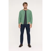 Blouson nubuck vert tendre MA1 Steve - Style et confort pour hommes. — porté face — sur mesure — Costume Privé Paris