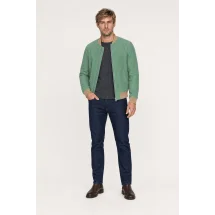 Blouson nubuck vert tendre MA1 Steve - Style et confort pour hommes. — porté veste partiellement ouverte