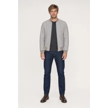 Blouson en nubuck gris clair MA1 Steve - Style et confort pour hommes — porté face — sur mesure — Costume Privé Paris
