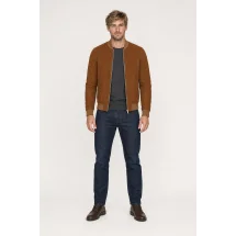 Blouson nubuck marron cognac MA1 Steve - Style et confort pour hommes. — porté face — sur mesure — Costume Privé Paris