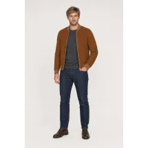 Blouson nubuck marron cognac MA1 Steve - Style et confort pour hommes. — porté veste partiellement ouverte