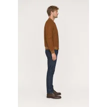 Blouson nubuck marron cognac MA1 Steve - Style et confort pour hommes. — vue profil porté