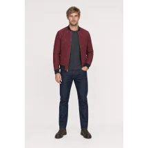 Blouson nubuck rouge foncé MA1 Steve — porté veste partiellement ouverte