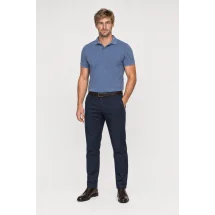 Polo coton piqué manche courte bleu denim — vue décontractée porté main en poche