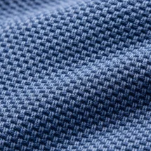 Polo coton piqué manche courte bleu denim — détail macro tissu