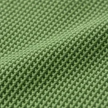 Polo coton piqué manche courte vert gazon — détail macro tissu