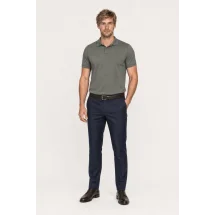 Pull polo manche courte vert olive — vue décontractée porté main en poche