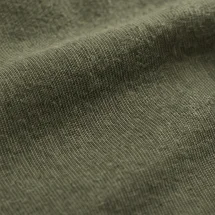 Pull polo manche courte vert olive — détail macro tissu
