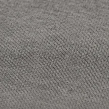 Pull polo manche courte gris — détail macro tissu