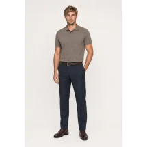 Pull polo manche courte brun — vue décontractée porté main en poche
