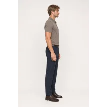 Pull polo manche courte brun — vue profil porté