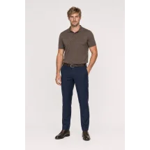 Pull polo manche courte marron — vue décontractée porté main en poche